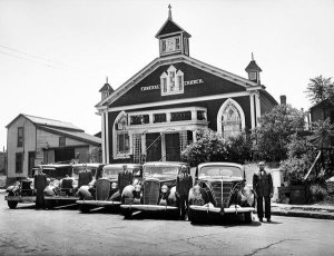 Charles "Teenie" Harris - Gaines Funeral Church with hearses and attendants, East Liberty, 1939